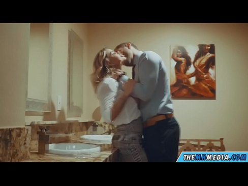 ❤️ Kad te prsata plavuša zavede u javnom toaletu ️ Super porno kod nas ❌️❤